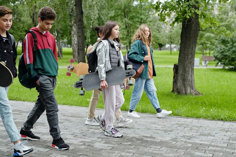 Young people walking - Max Fischer for Pexels.com